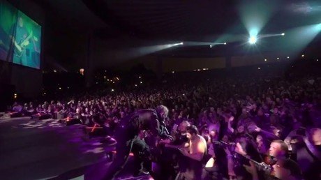El líder de Slipknot ‘castiga’ a un fan distraído durante un concierto