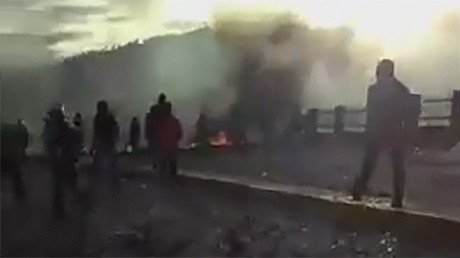 Fuertes imágenes: Un muerto tras los choques entre transportistas y antidisturbios en Colombia