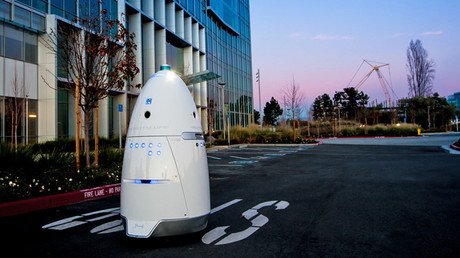 ¿Empezó el 'motín' de las máquinas? Un robot guardia arrolla a un niño en un centro comercial