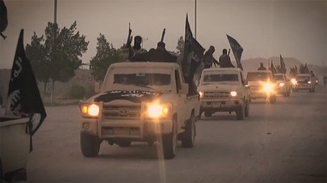 Video: La bala de un francotirador del EI casi mata a un periodista cuando grababa un documental