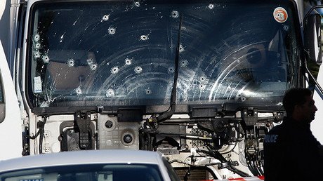 La Policía francesa registra la casa del sospechoso del cruel atentado en Niza