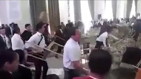 Video: Se produce una riña 'épica' con sillas en un congreso de profesores en México