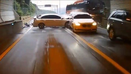 Vivos de milagro: Cambian de carril justo antes de este mortal accidente