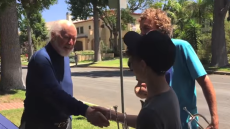 Estos fans le dan una 'serenata' épica al compositor de Star Wars: Esta fue su reacción