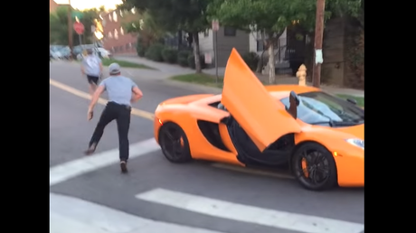 Karma instantáneo: Se pasa una señal de tránsito y esto le pasa a su McLaren 