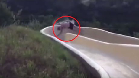 Se cae de un tobogán a una altura de 4 metros y se rompe brazos y costillas