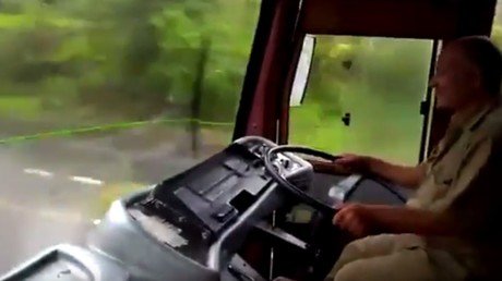 Solo en la India: así 'arreglan' los limpiaparabrisas en ese país