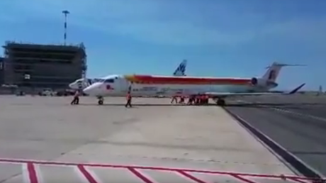 No creerá lo que deben hacer los empleados del aeropuerto para que este avión pueda despegar