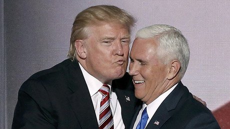 El incómodo beso que Trump no pudo dar a su compañero de fórmula presidencial (video)