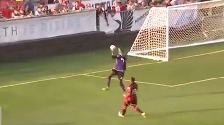 Este arquero marcó quizás el autogol más ridículo de la historia