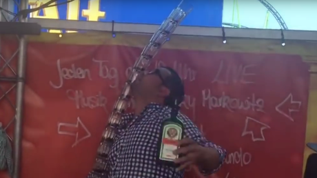 'El último y nos vamos': Lo que hace este barman con 17 vasos a la vez es impresionante 