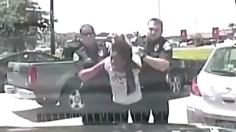 VIDEO: Policías de EE.UU. detienen brutalmente a una maestra afroamericana