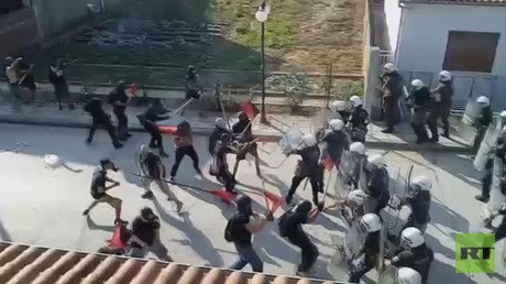 Policías son atacados por una marcha pro-refugiados en Grecia (VIDEO VIOLENTO)