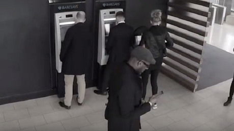 ¡Cuidado con la chica!: Con este método los ladrones vacían tarjetas en los cajeros 