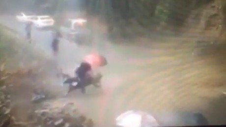 Precisión matemática: una roca se lleva por delante a un turista como si fuera un bolo