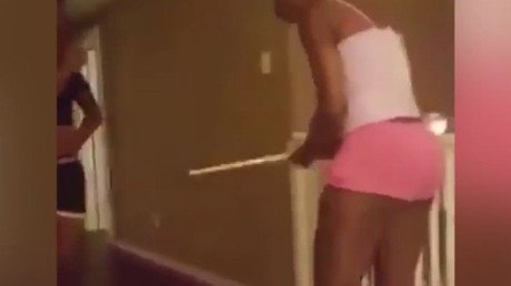 Una madre golpea brutalmente a su hija y lo transmite en vivo a su página de Facebook