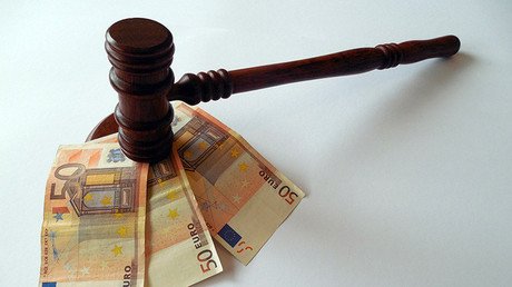 Sin precedentes: un juez británico falla que una mujer divorciada se ponga a trabajar