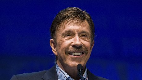 Chuck Norris advierte de que si es presidenta Hillary Clinton "destruirá nuestra república"