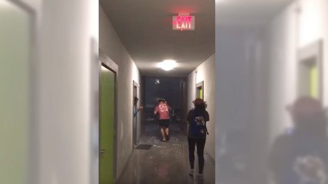 Sale a la calle en plena tormenta con una sartén en la cabeza y esto fue lo que pasó