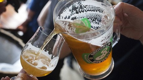 El mejor empleo de todos los tiempos: 5.000 dólares mensuales por tomar cerveza