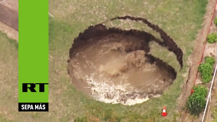 Se abre la tierra en el patio de una casa en Australia
