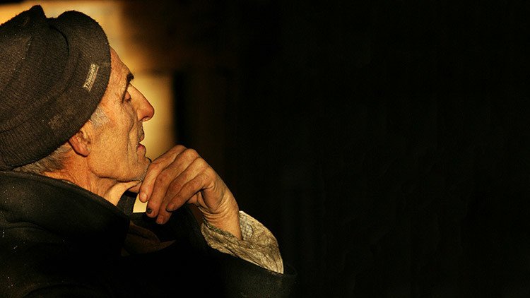 Así es el hombre de 90 años que construye en solitario una catedral con material reciclado