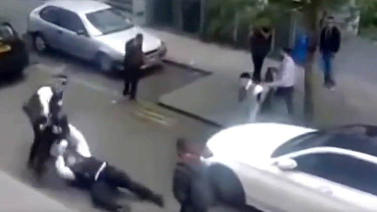Video: Atacan a dos policías de Londres a plena luz del día