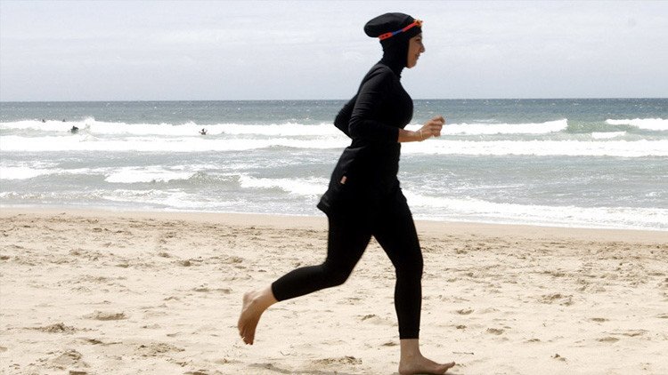Francia: Cannes prohíbe los 'burkinis' en sus playas