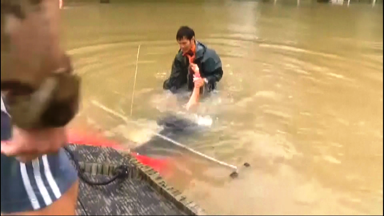 Dramático: Un hombre saca a una mujer de un auto segundos antes de que se hunda totalmente