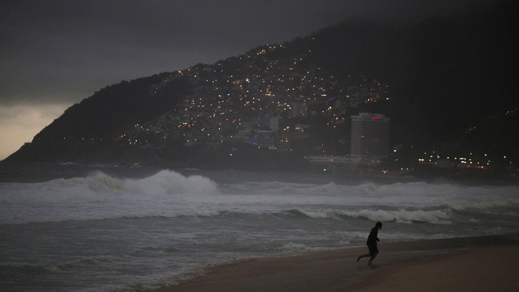 Prohíben a los deportistas australianos salir a la playa al anochecer