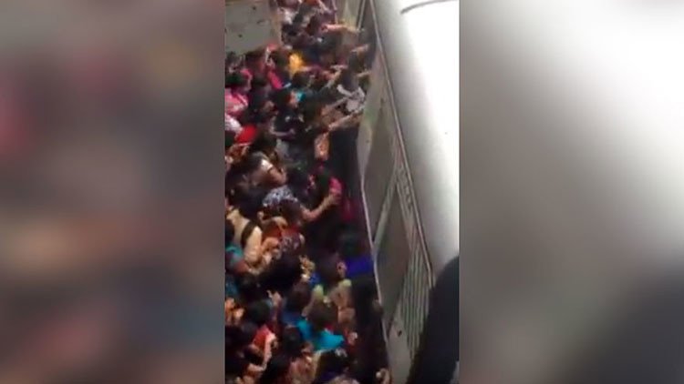 FUERTES IMÁGENES: Mujeres caen bajo el tren en hora punta en una estación de la India