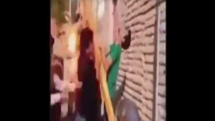 Escalofriante momento en que reciben una potente descarga eléctrica al levantar un poste 