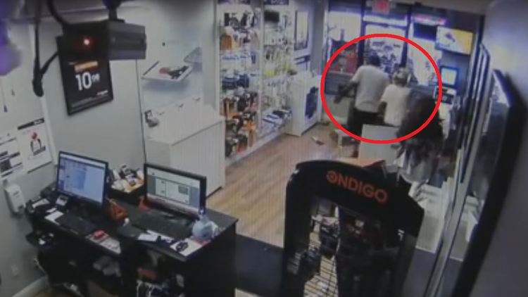 Entran a robar, se quedan encerrados, y todos se ríen de ellos