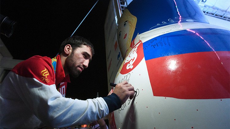 "Matrioshka del infierno": Una enorme muñeca rusa retrasa el vuelo de los deportistas rusos (Fotos)