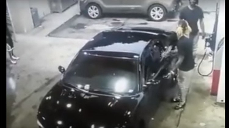 De película: Salvaje tiroteo con un AK-47 en una gasolinera de EE.UU. es registrado por las cámaras
