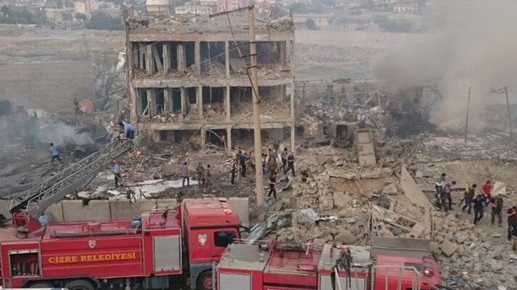 Turquía: Explosión de coche bomba junto a estación de Policía deja varios muertos y heridos