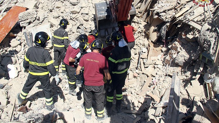  Una niña sacrifica su vida protegiendo a su hermana pequeña bajo los escombros