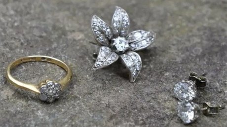 Un viejo sillón comprado por 6 dólares escondía joyas por valor de 6.000