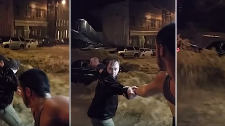 Rescatan a una mujer en medio de una inundación haciendo una cadena humana