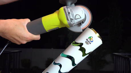 ¿Qué sucede al intentar romper la antorcha olímpica con una sierra eléctrica?