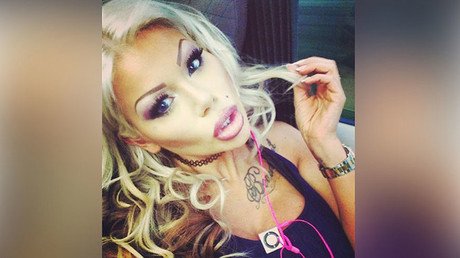 Polémica en Irán por el viaje de una estrella porno británica para hacerse una cirugía plástica