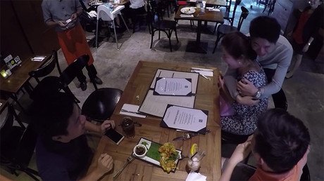 Un estudiante pierde 20 kilos y sus padres no le reconocen (video)