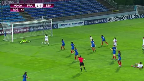 ¡Imposible de creer!: Se encuentra sola frente al arco y falla el gol de la manera más increíble