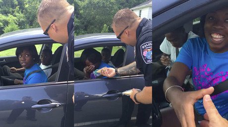 Video: Policía de EE.UU. para a los automovilistas por conducir sin helado