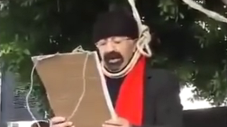 Un hombre casi se ahorca sin querer durante una protesta en Turquía