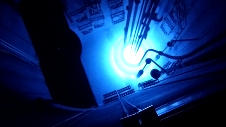 Hipnótico y peligroso: así se ve una explosión nuclear desde un reactor