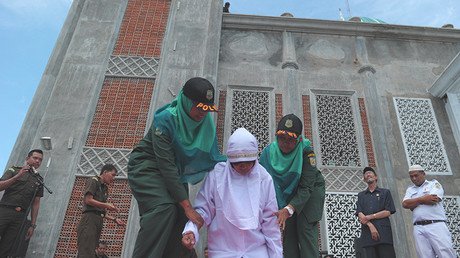 Condenan a latigazos a tres parejas en Indonesia por relaciones sexuales ilícitas