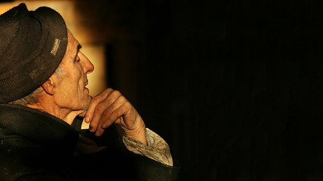 Así es el hombre de 90 años que construye en solitario una catedral con material reciclado