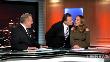 Un presentador intenta besar a la chica del clima y hace el ridículo mundial