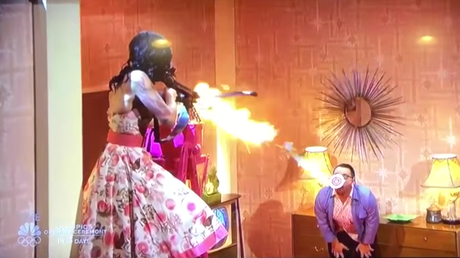 Le disparan en la garganta con una flecha en llamas en un show en vivo